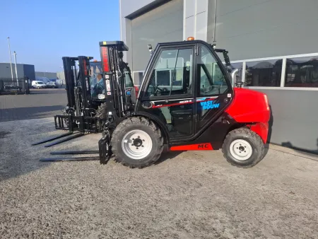 Twee nieuwe Manitou MC25 ruwterrein heftrucks voor Vastbouw Rijssen