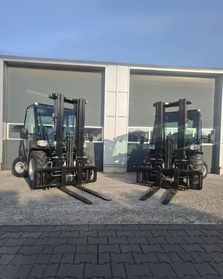 Twee nieuwe Manitou MC25 ruwterrein heftrucks voor Vastbouw Rijssen