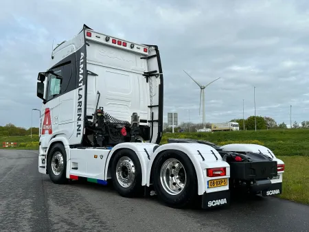 Nieuwe Scania S530 V8 vrachtwagencombinatie
