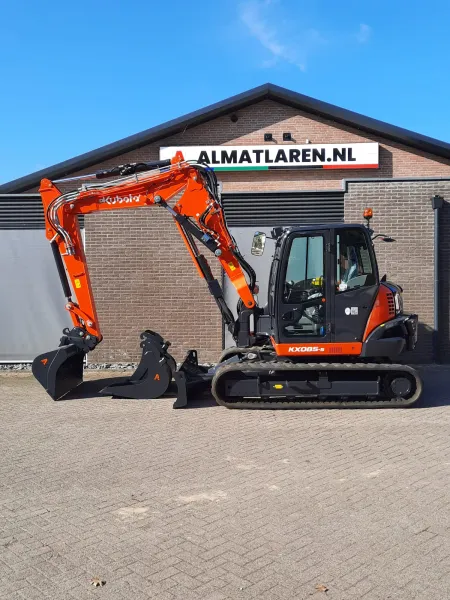 In de verhuur: Kubota KX085 rupskraan en Altrex rolsteiger