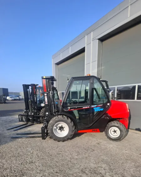 Twee nieuwe Manitou MC25 ruwterrein heftrucks voor Vastbouw Rijssen