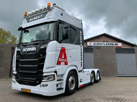Nieuwe Scania S530 V8 vrachtwagencombinatie