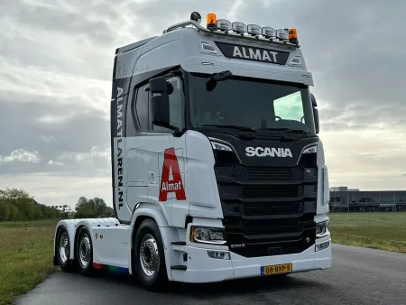 Nieuwe Scania S530 V8 vrachtwagencombinatie