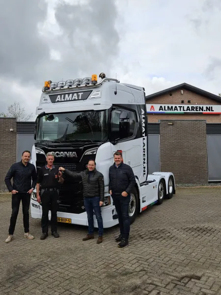 Nieuwe Scania S530 V8 vrachtwagencombinatie