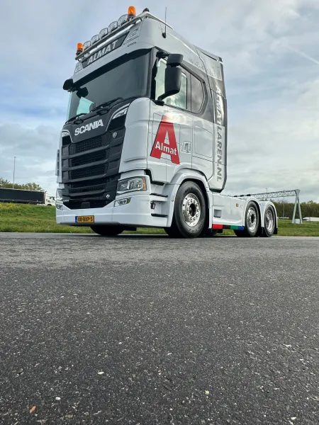Nieuwe Scania S530 V8 vrachtwagencombinatie