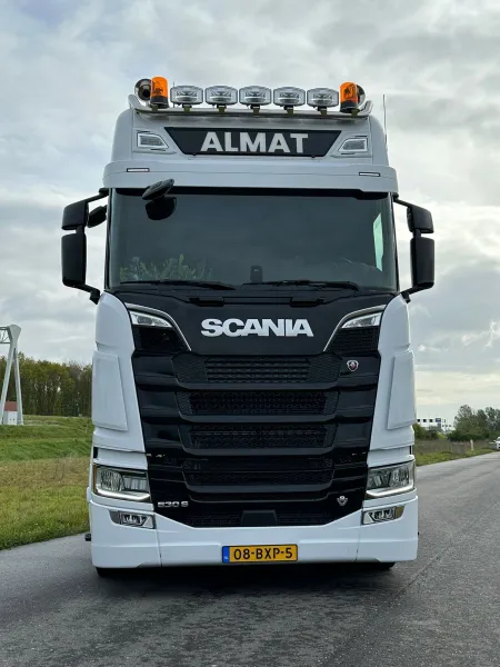 Nieuwe Scania S530 V8 vrachtwagencombinatie