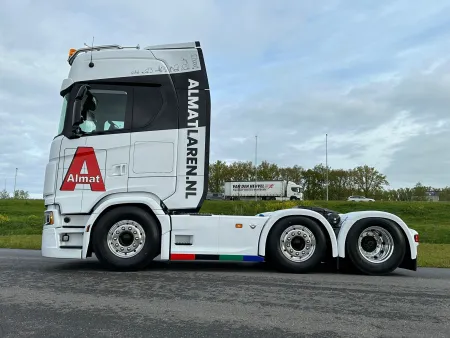 Nieuwe Scania S530 V8 vrachtwagencombinatie