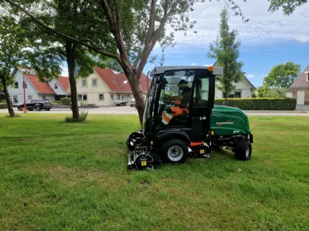 Werken met de milieuverantwoorde Ransomes MT503 'triple' klepelmaaier